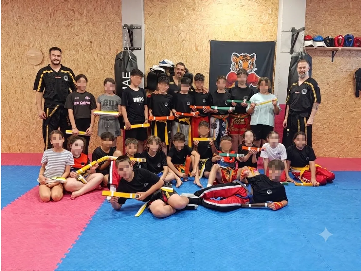 Grupo infantil entrega de cinturones de grado