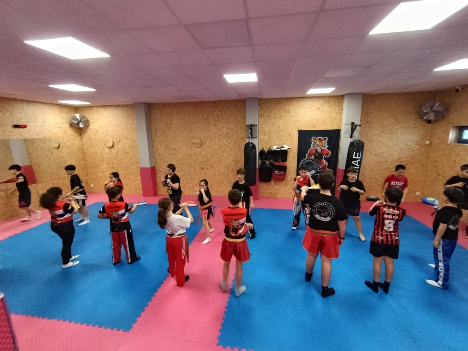 Clase en la sala de Two Warriors Academy